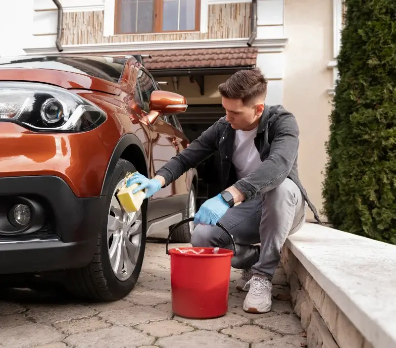 Lavage auto à domicile Saint-Ségal : professionnel intervenant sur un véhicule